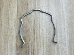 Kohandatud roostevabast terasest traadist moodustav T-kere klamber Spring Machine'i poolt